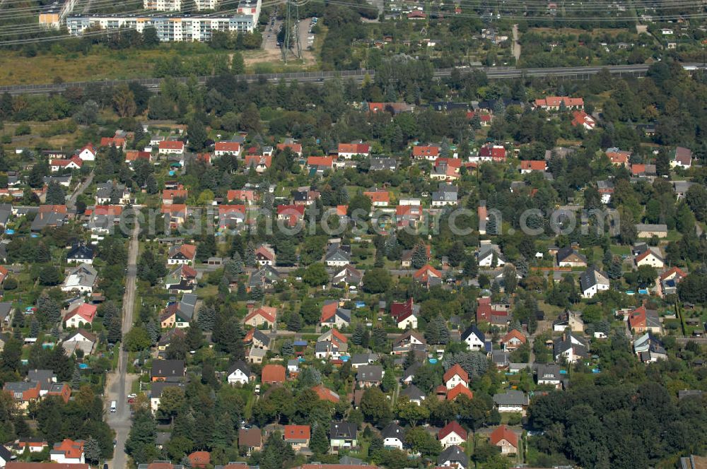 Aerial photograph Berlin - Blick über Einfamilienhäuser an der Bohrerstraße Ecke Swantewitstraße Ecke Haduweg Ecke Nerthusweg Ecke Erekweg auf den Berliner Ring / die Autobahn A 10 / E 55 in Karow.