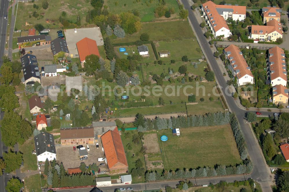 Berlin from the bird's eye view: Blick auf Einfamilienhäuser und Mehrfamilienhäuser an der Straße 74 Ecke Strömannstraße in Karow.