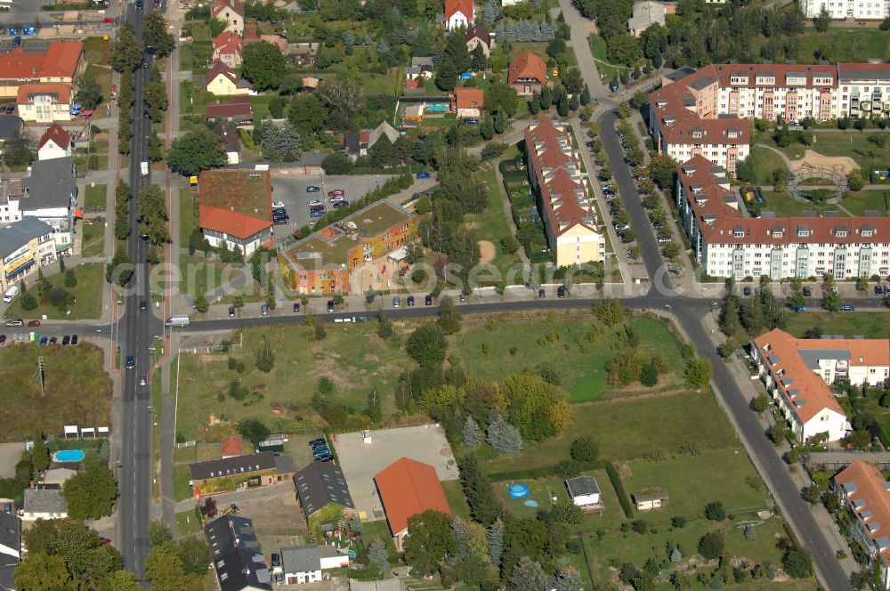 Aerial image Berlin - Blick auf Einfamilienhäuser und Mehrfamilienhäuser an der Straße Alt-Karow Ecke Hofzeichendamm Ecke Strömannstraße in Karow.