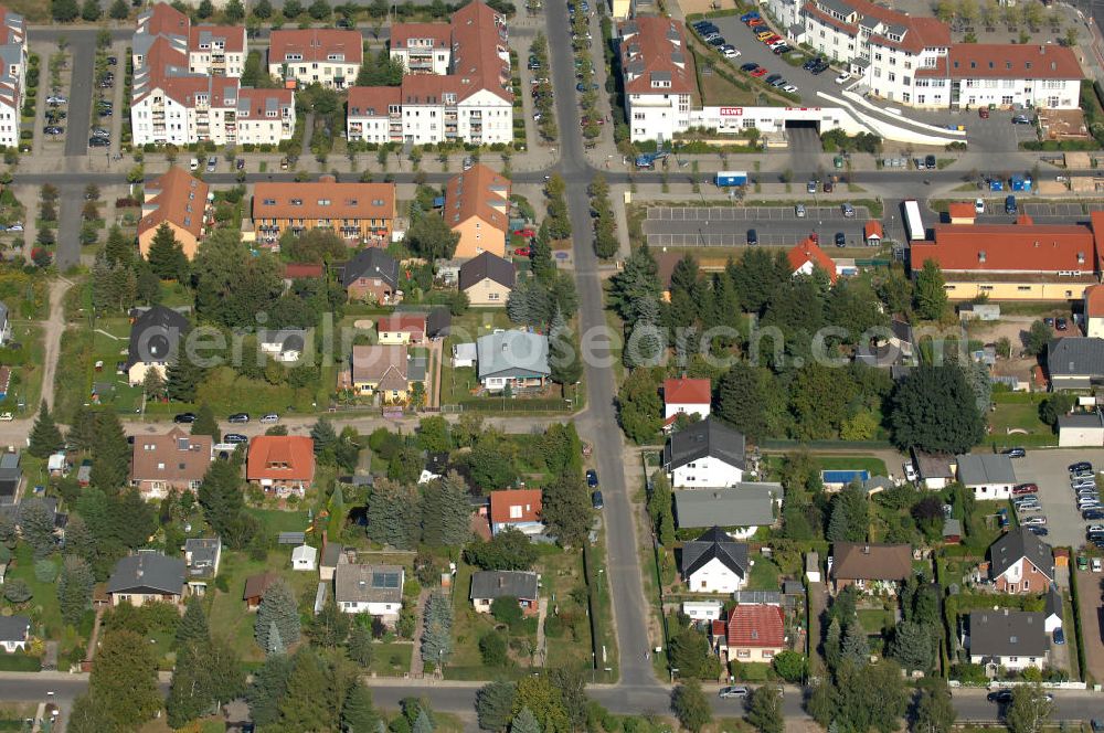 Berlin from the bird's eye view: Blick auf Einfamilienhäuser am Schönerlinder Weg Ecke Matestraße Ecke Halbe-Hufen-Weg Ecke Rutenzeil und Mehrfamilienhäuser an der Teichbergstraße in Karow.