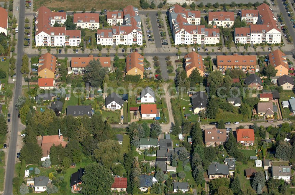 Aerial image Berlin - Blick auf Einfamilienhäuser am Schönerlinder Weg Ecke Busonistraße Ecke Halbe-Hufe-Weg Ecke Rutenzeile und Mehrfamilienhäuser an der Teichbergstraße in Karow.