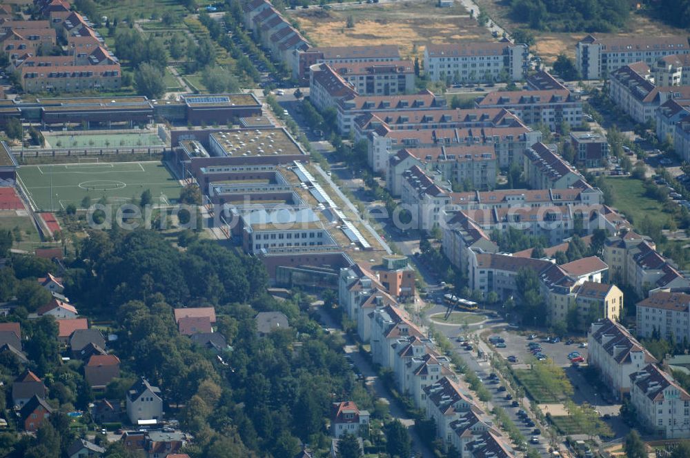 Berlin from above - Blick über Einfamilienhäuser an der Krähenfußzeile auf Mehrfamilienhäuser an der Achillesstraße mit der Robert-Havemann-Schule und der Schule am Hohen Feld in Karow