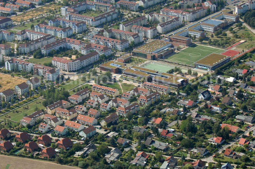 Aerial photograph Berlin - Blick über Einfamilienhäuser und Mehrfamilienhäuser bzw. Reihenhäuser am Ingwäonenweg in Richtung Achillesstraße Ecke Münchehagenstraße in Karow.