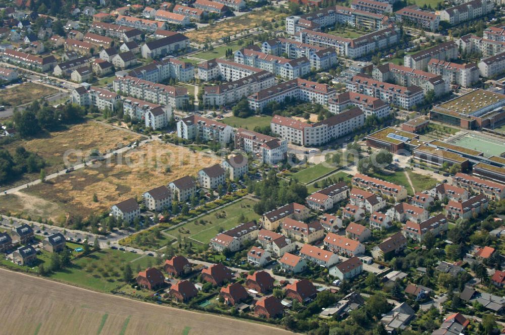 Berlin from above - Blick über Einfamilienhäuser und Mehrfamilienhäuser bzw. Reihenhäuser am Ingwäonenweg in Richtung Achillesstraße Ecke Münchehagenstraße in Karow.