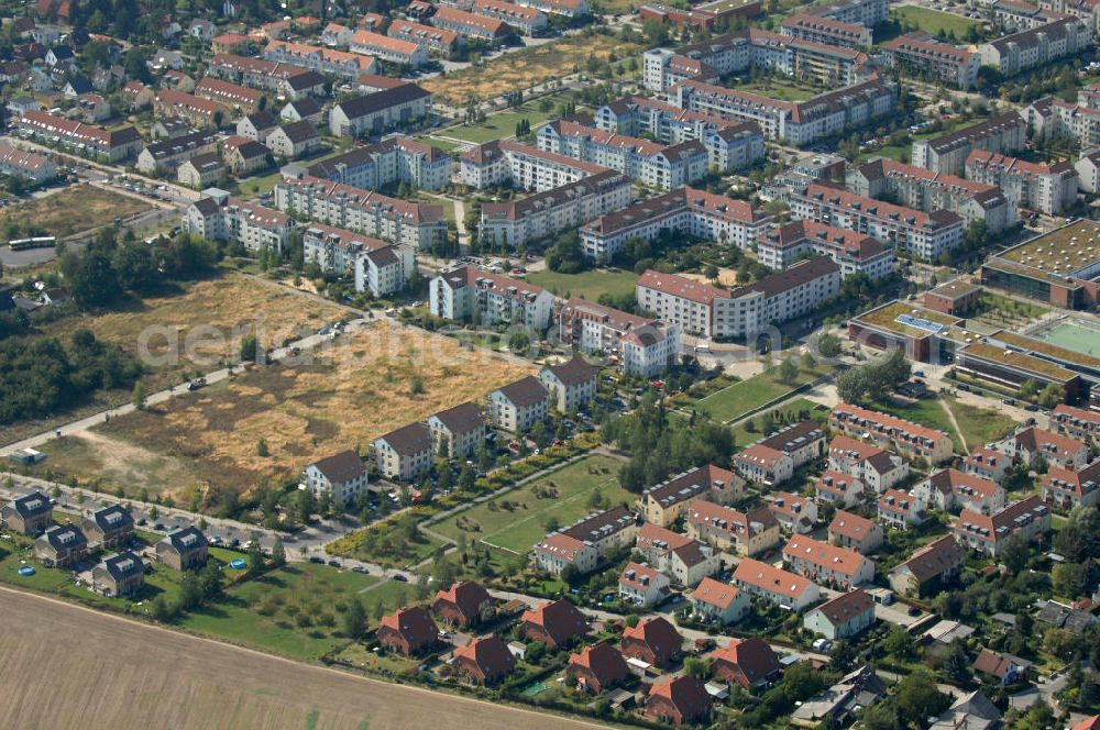 Berlin from the bird's eye view: Blick über Einfamilienhäuser und Mehrfamilienhäuser bzw. Reihenhäuser am Ingwäonenweg in Richtung Achillesstraße Ecke Münchehagenstraße in Karow.