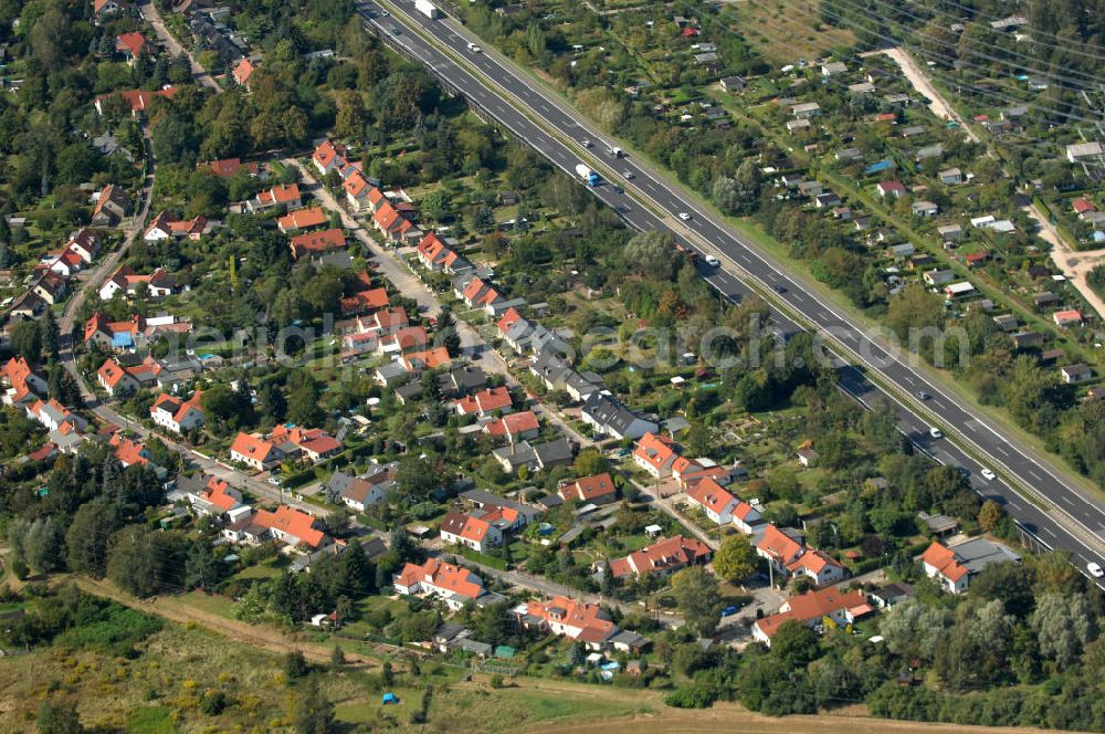 Aerial image Berlin - Blick auf Einfamilienhäuser am Siedlungsring neben dem Berliner Ring / Autobahn A 10 / E 55 in Karow.