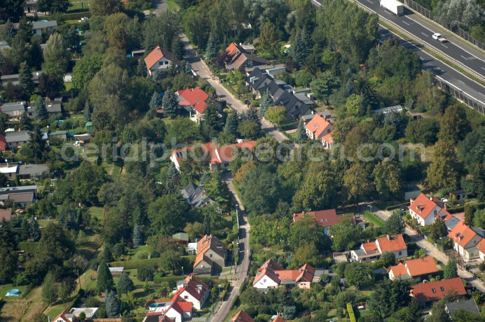 Aerial photograph Berlin - Blick auf Einfamilienhäuser am Siedlungsring neben dem Berliner Ring / Autobahn A 10 / E 55 in Karow.