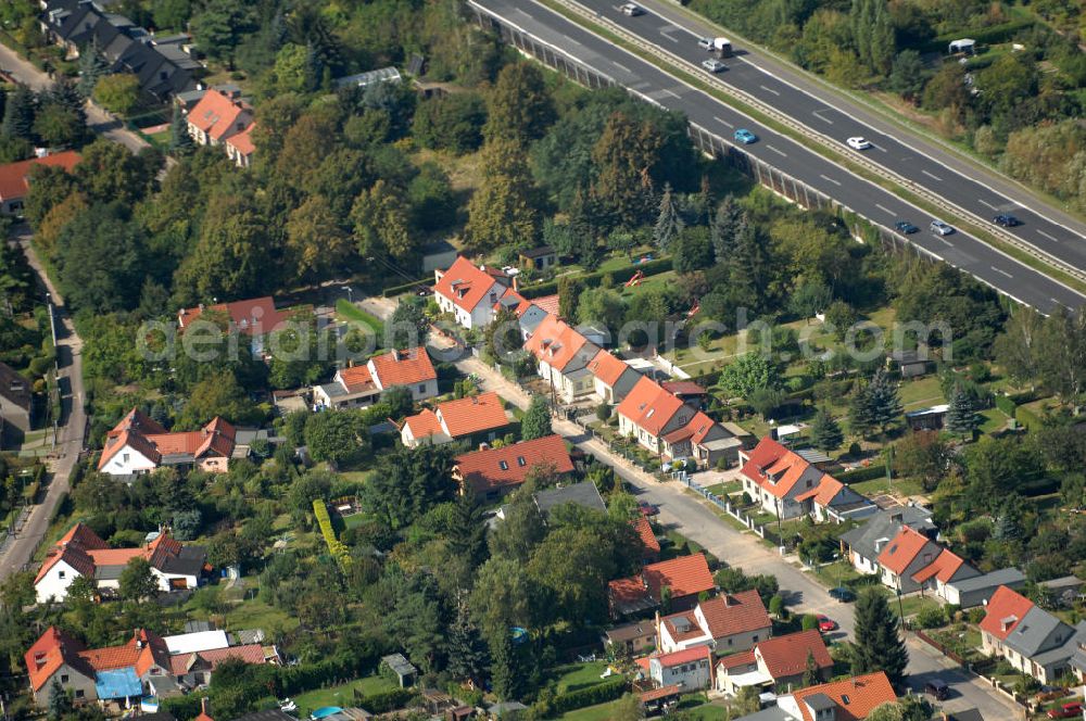 Berlin from above - Blick auf Einfamilienhäuser am Siedlungsring neben dem Berliner Ring / Autobahn A 10 / E 55 in Karow.