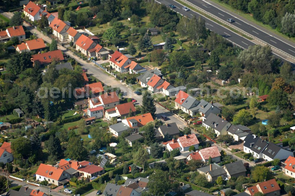 Berlin from the bird's eye view: Blick auf Einfamilienhäuser am Siedlungsring neben dem Berliner Ring / Autobahn A 10 / E 55 in Karow.