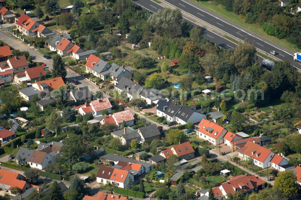 Aerial image Berlin - Blick auf Einfamilienhäuser am Siedlungsring neben dem Berliner Ring / Autobahn A 10 / E 55 in Karow.