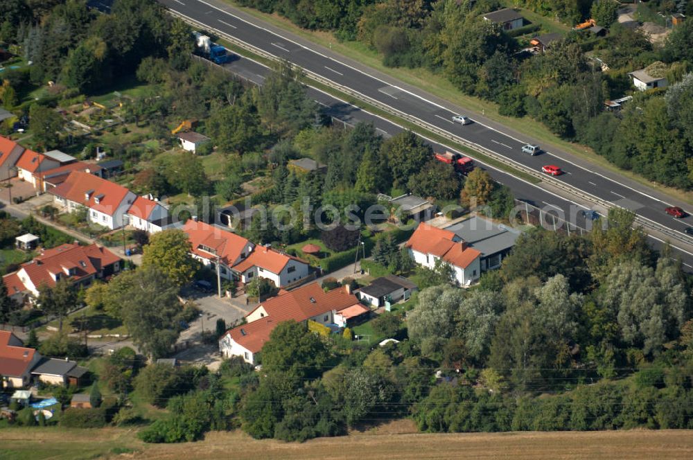 Aerial photograph Berlin - Blick auf Einfamilienhäuser am Siedlungsring neben dem Berliner Ring / Autobahn A 10 / E 55 in Karow.