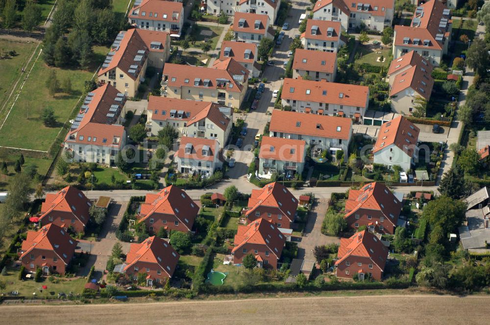 Berlin from the bird's eye view: Blick auf Einfamilienhäuser und Mehrfamilienhäuser bzw. Reihenhäuser am Ingwäonenweg in Karow.