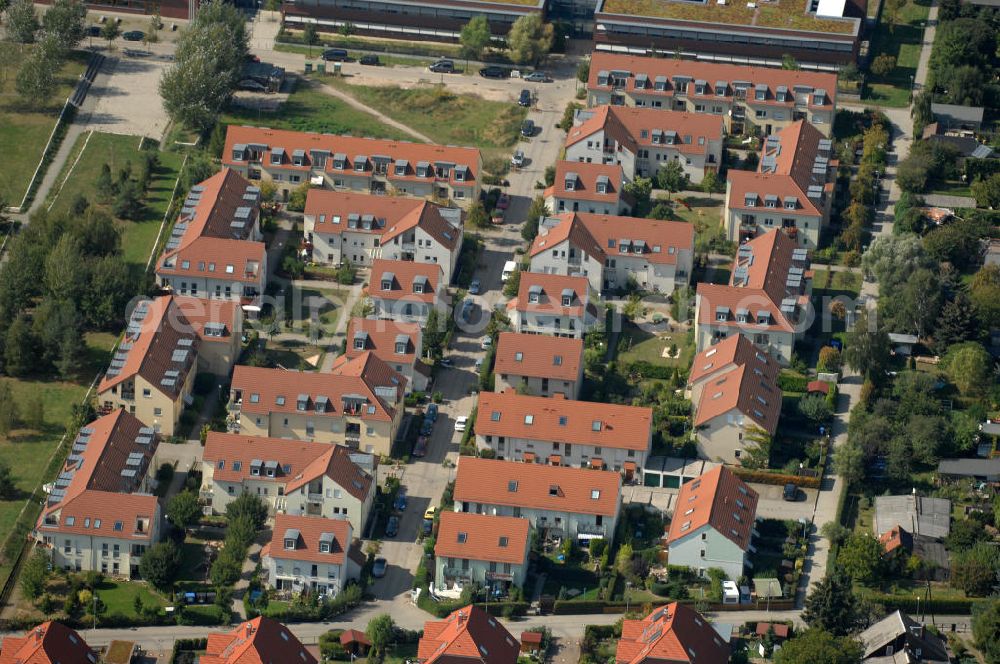 Aerial image Berlin - Blick auf Einfamilienhäuser und Mehrfamilienhäuser bzw. Reihenhäuser am Ingwäonenweg in Karow.