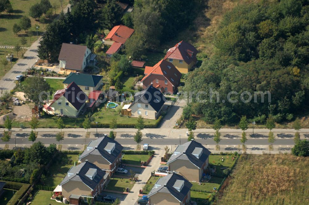 Aerial photograph Berlin - Blick auf Einfamilienhäuser am Ingwäonenweg Ecke Hofzeichendamm in Karow.