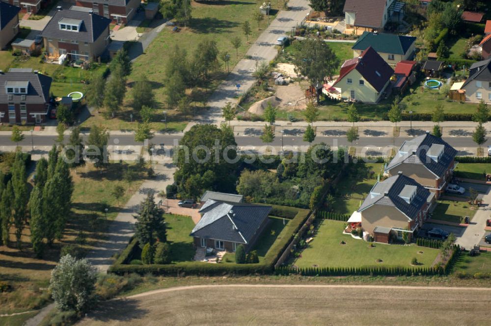 Berlin from above - Blick auf Einfamilienhäuser am Ingwäonenweg Ecke Hofzeichendamm in Karow.