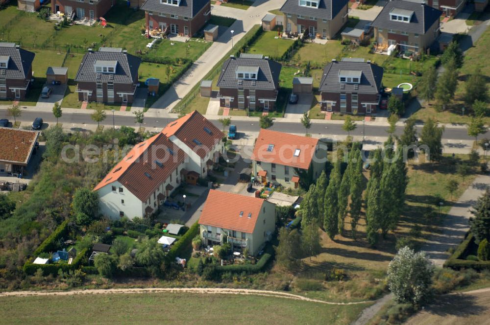 Berlin from the bird's eye view: Blick auf Einfamilienhäuser und Mehrfamilienhäuser bzw. Reihenhäuser am Ingwäonenweg Ecke Gatterweg in Karow.