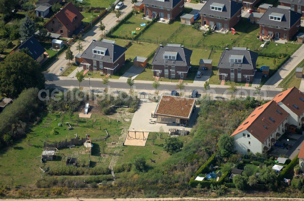 Aerial image Berlin - Blick auf Einfamilienhäuser und Mehrfamilienhäuser bzw. Reihenhäuser am Ingwäonenweg Ecke Gatterweg in Karow.