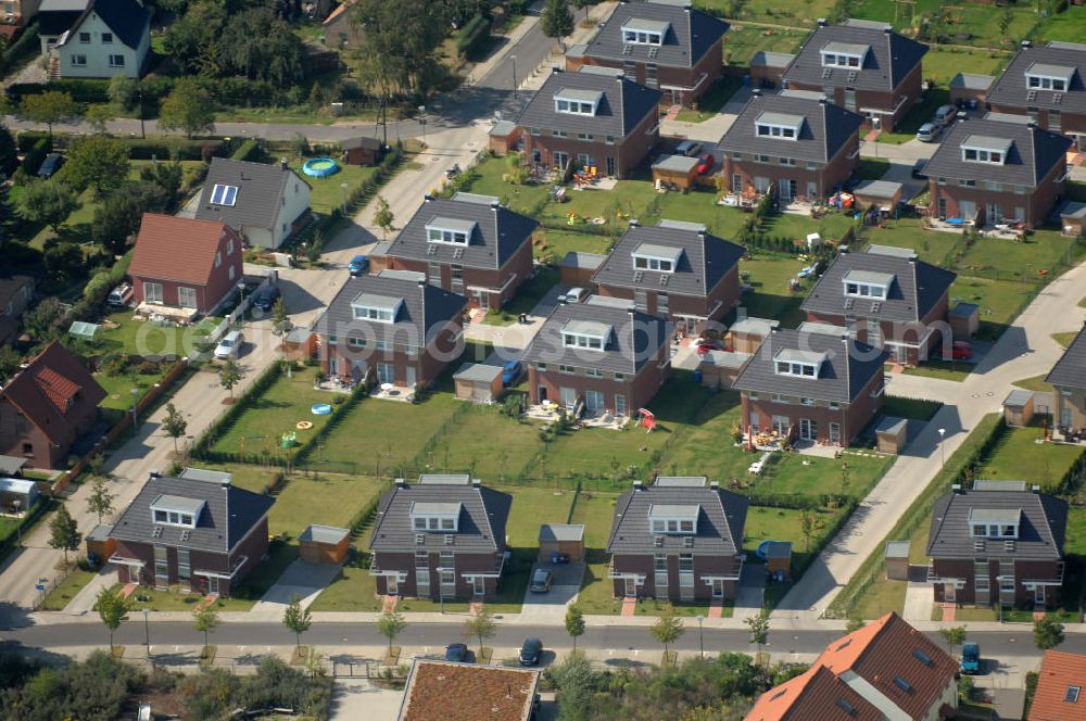 Aerial photograph Berlin - Blick auf Einfamilienhäuser am Ingwäonenweg Ecke Gatterweg Ecke Siverstorpstraße in Karow.