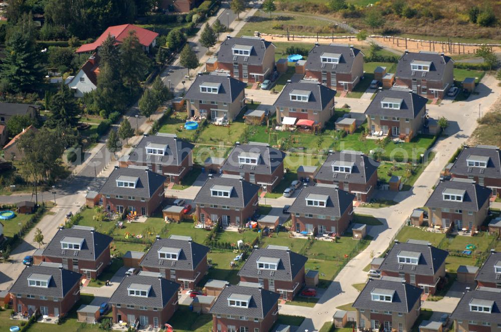 Berlin from above - Blick auf Einfamilienhäuser am Gatterweg Ecke Siverstorpstraße in Karow.