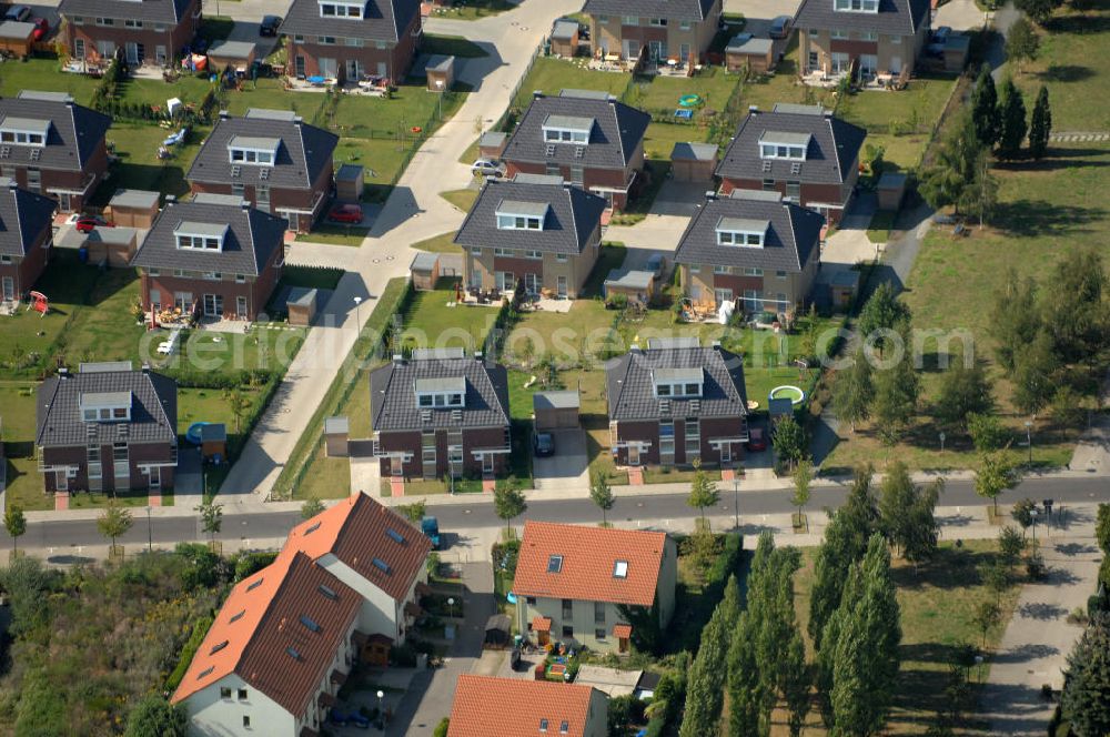 Aerial image Berlin - Blick auf Einfamilienhäuser und Mehrfamilienhäuser bzw. Reihenhäuser am Ingwäonenweg Ecke Gatterweg in Karow.