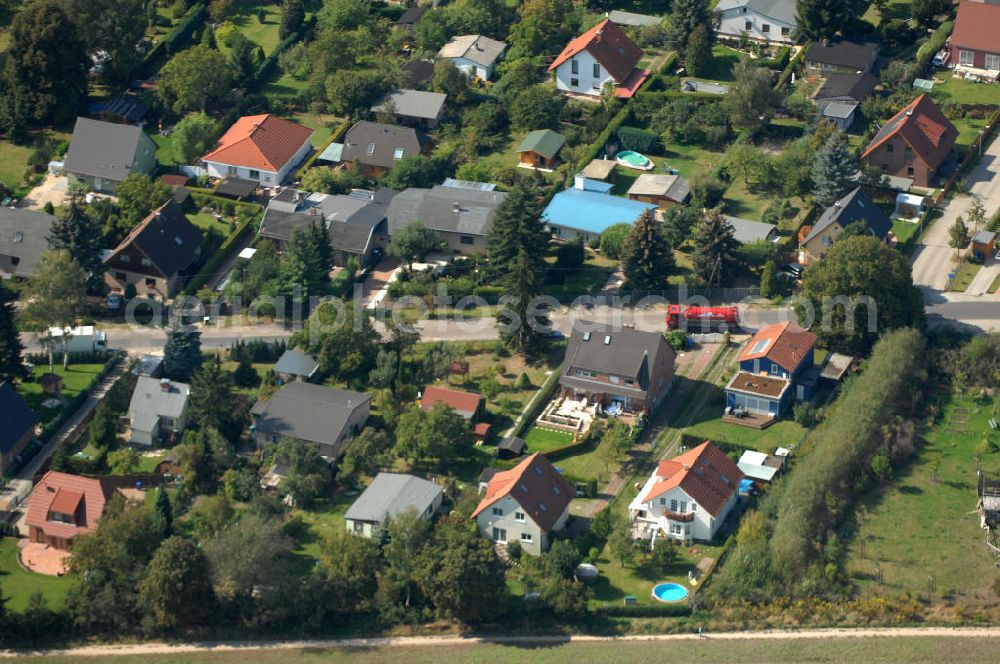 Aerial photograph Berlin - Blick auf Einfamilienhäuser am Ingwäonenweg Ecke Siverstorpstraße in Karow.