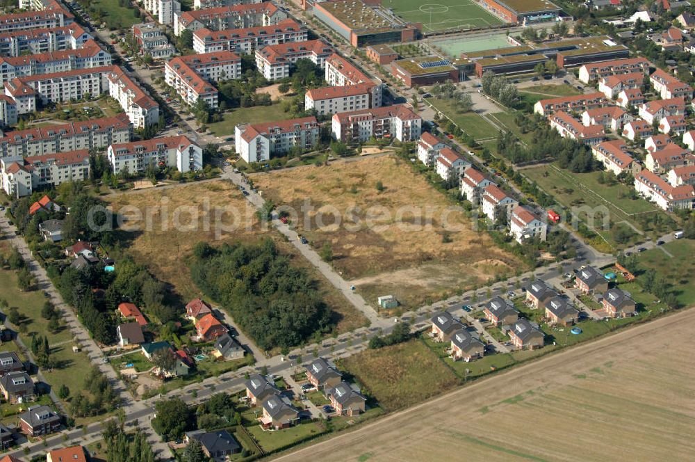 Berlin from above - Blick auf Einfamilienhäuser und Mehrfamilienhäuser bzw. Reihenhäuser am Ingwäonenweg Ecke Hofzeichendamm, Münchehagenstraße und Achillesstraße in Karow.