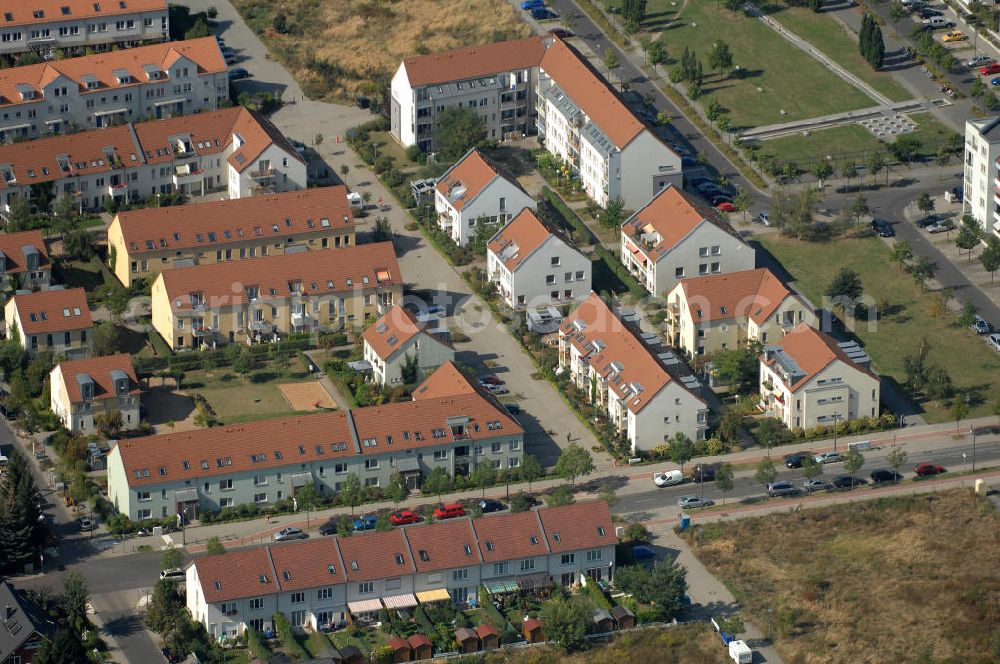 Berlin from the bird's eye view: Blick auf Mehrfamilienhäuser bzw. Reihenhäuser und Einfamilienhäuser zwischen dem Hofzeichendamm Ecke Am Hohen Feld und der Siverstorpstraße Ecke Drei-Linien-Weg in Karow.