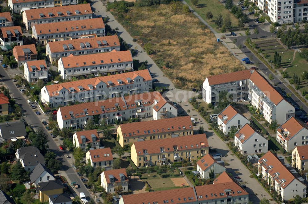 Aerial image Berlin - Blick auf Einfamilienhäuser und Mehrfamilienhäuser an der Siverstorpstraße Ecke Am Hohen Feld Ecke Drei-Linien-Weg, sowie den Hofzeichendamm in Karow.