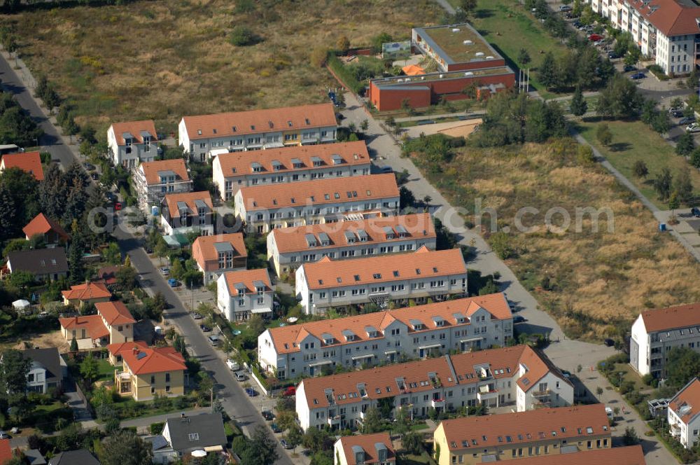 Aerial photograph Berlin - Blick auf Einfamilienhäuser und Mehrfamilienhäuser an der Siverstorpstraße Ecke Am Hohen Feld Ecke Drei-Linien-Weg in Karow.