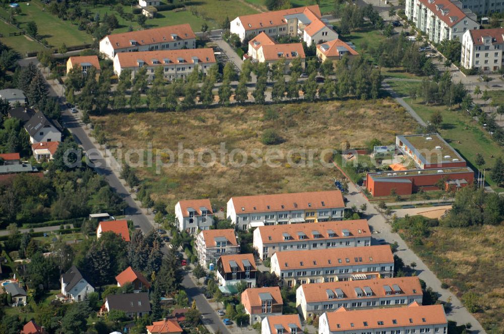 Berlin from above - Blick auf Einfamilienhäuser und Mehrfamilienhäuser an der Siverstorpstraße Ecke Am Hohen Feld Ecke Strömannstraße in Karow.