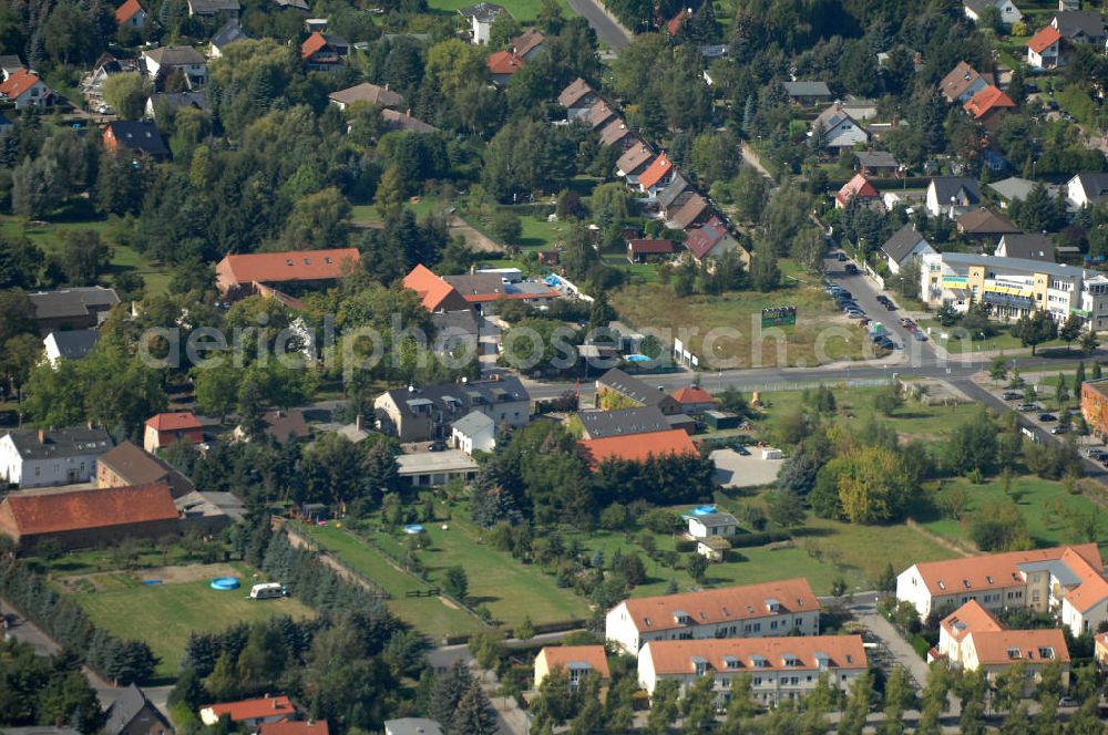 Berlin from the bird's eye view: Blick auf Einfamilienhäuser und Mehrfamilienhäuser an der Straße Alt-Karow Ecke Hofzeichendamm Ecke Strömannstraße in Karow.