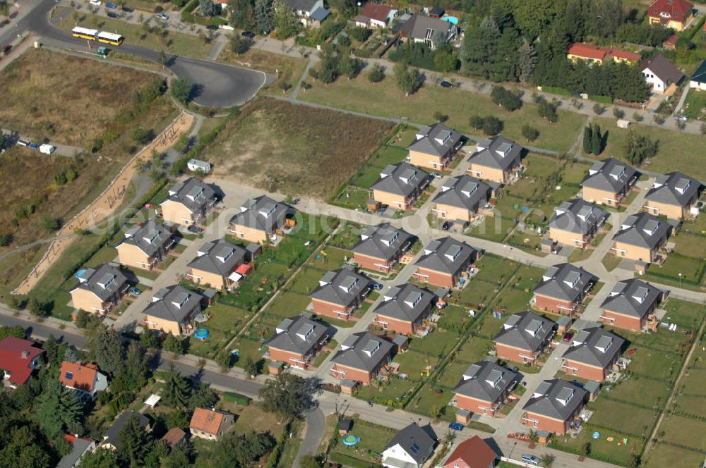 Aerial image Berlin - Blick auf Einfamilienhäuser am Gatterweg Ecke Siverstorpstraße in Karow.