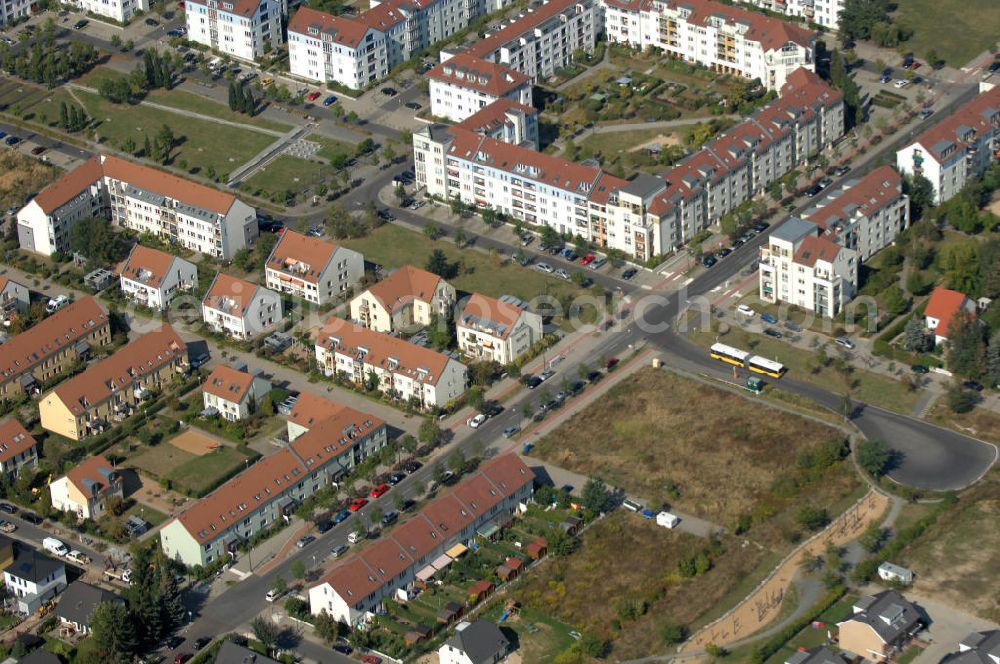 Aerial photograph Berlin - Blick auf Einfamilienhäuser und Mehrfamilienhäuser bzw. Reihenhäuser und Einfamilienhäuser zwischen dem Hofzeichendamm Ecke Am Hohen Feld und der Siverstorpstraße Ecke Drei-Linien-Weg in Karow.