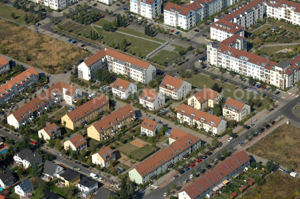 Berlin from above - Blick auf Einfamilienhäuser und Mehrfamilienhäuser bzw. Reihenhäuser und Einfamilienhäuser zwischen dem Hofzeichendamm Ecke Am Hohen Feld und der Siverstorpstraße Ecke Drei-Linien-Weg in Karow.