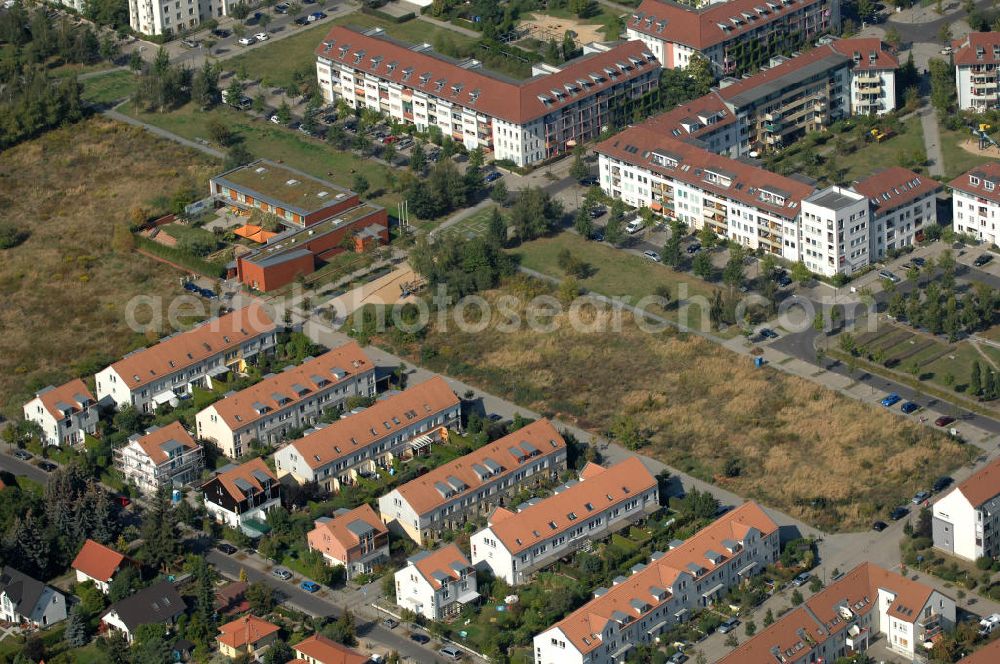 Berlin from the bird's eye view: Blick auf Einfamilienhäuser und Mehrfamilienhäuser an der Siverstorpstraße Ecke Am Hohen Feld Ecke Drei-Linien-Weg Ecke Hofzeichendamm in Karow.