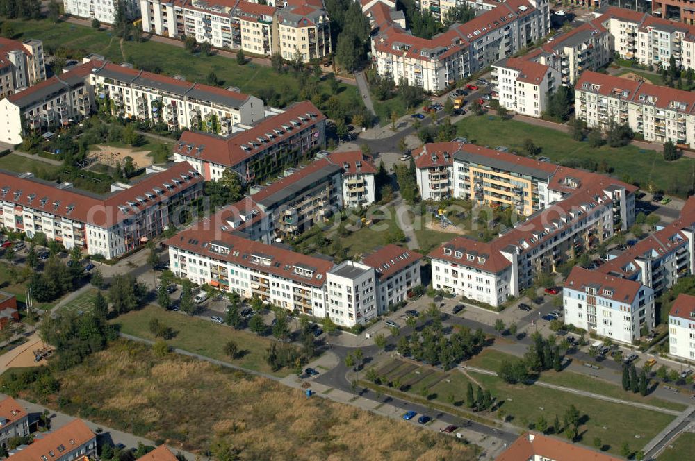 Aerial photograph Berlin - Blick auf Mehrfamilienhäuser am Hofzeichendamm Ecke Forkenzeile Ecke Münchehagenstraße in Karow.