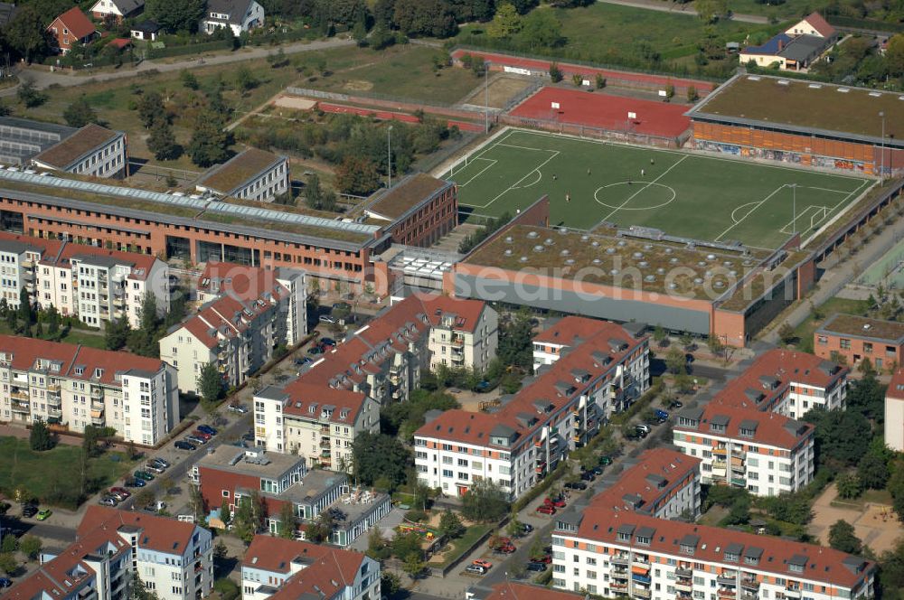 Berlin from the bird's eye view: Blick über Mehrfamilienhäuser an der Münchehagenstraße Ecke Achillesstraße auf die Robert-Havemann-Schule in Karow.