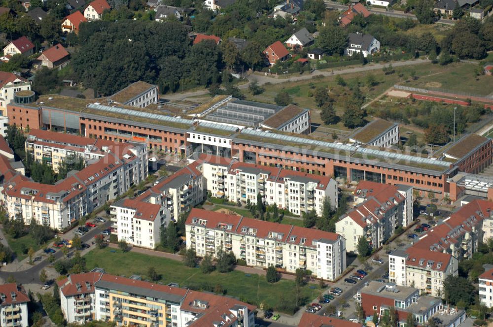 Aerial image Berlin - Blick über Mehrfamilienhäuser an der Münchehagenstraße Ecke Achillesstraße und Forkenzeile auf die Robert-Havemann-Schule in Karow.