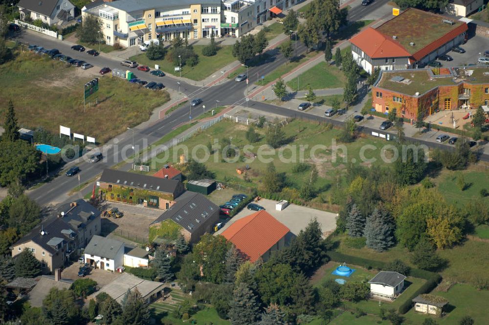 Aerial photograph Berlin - Blick auf Mehrfamilienhäuser am Hofzeichendamm Ecke Alt-Karow.