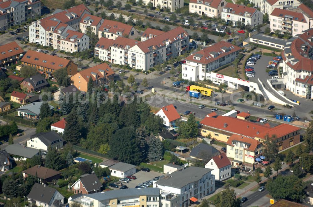 Berlin from above - Blick auf Einfamilienhäuser und Mehrfamilienhäuser an der Bucher Straße Ecke Teichbergstraße Ecke Matestraße in Karow.