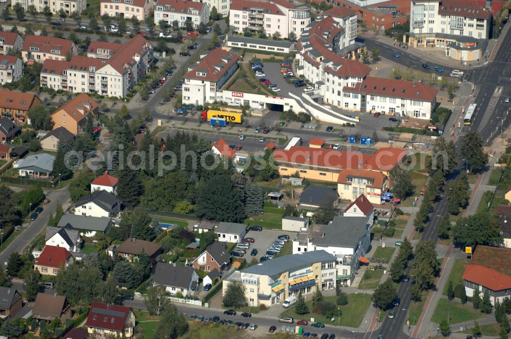 Berlin from above - Blick auf ein Ärztehaus und Wohnhäuser an der Bucher Chaussee Ecke Schönerlinder Weg Ecke Teichbergstraße Ecke Matestraße in Karow.