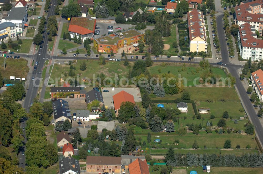 Berlin from the bird's eye view: Blick auf Einfamilienhäuser und Mehrfamilienhäuser an der Straße Alt-Karow Ecke Hofzeichendamm Ecke Strömannstraße in Karow.