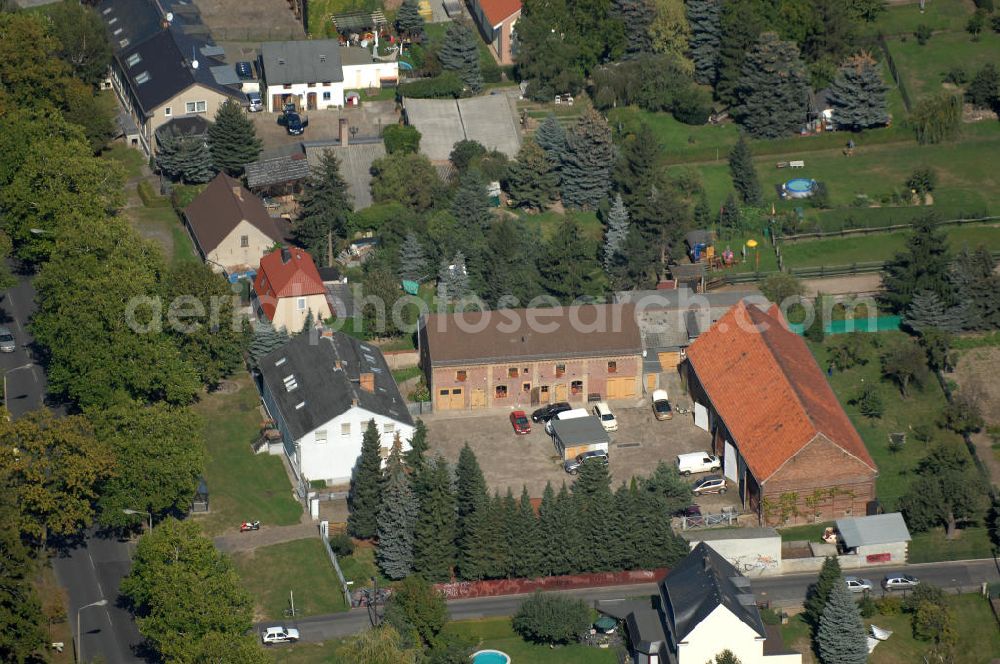 Aerial image Berlin - Blick auf Einfamilienhäuser an der Straße 74 Ecke Alt-Karow in Karow.