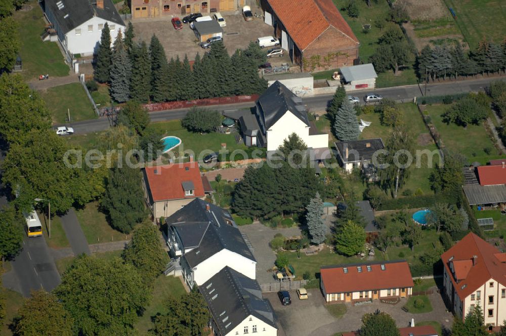 Aerial photograph Berlin - Blick auf Einfamilienhäuser an der Straße 74 Ecke Alt-Karow in Karow.