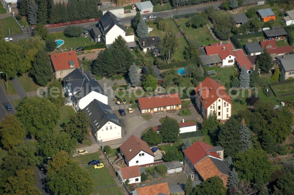 Berlin from above - Blick auf Einfamilienhäuser an der Straße 74 Ecke Alt-Karow in Karow.