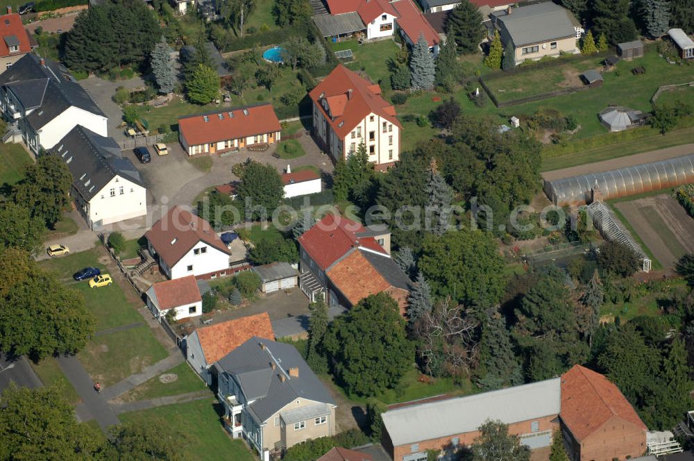 Berlin from the bird's eye view: Blick auf Einfamilienhäuser an der Straße Alt-Karow in Karow.