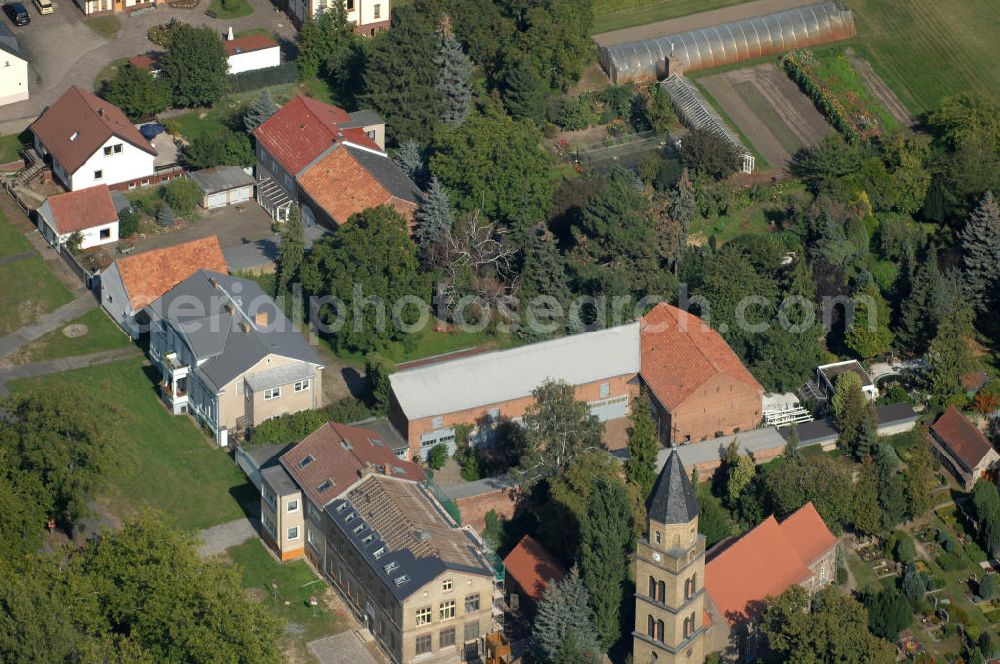 Aerial image Berlin - Blick auf Einfamilienhäuser und die Evangelische Pfarr-Kirche an der Straße Alt-Karow in Karow.