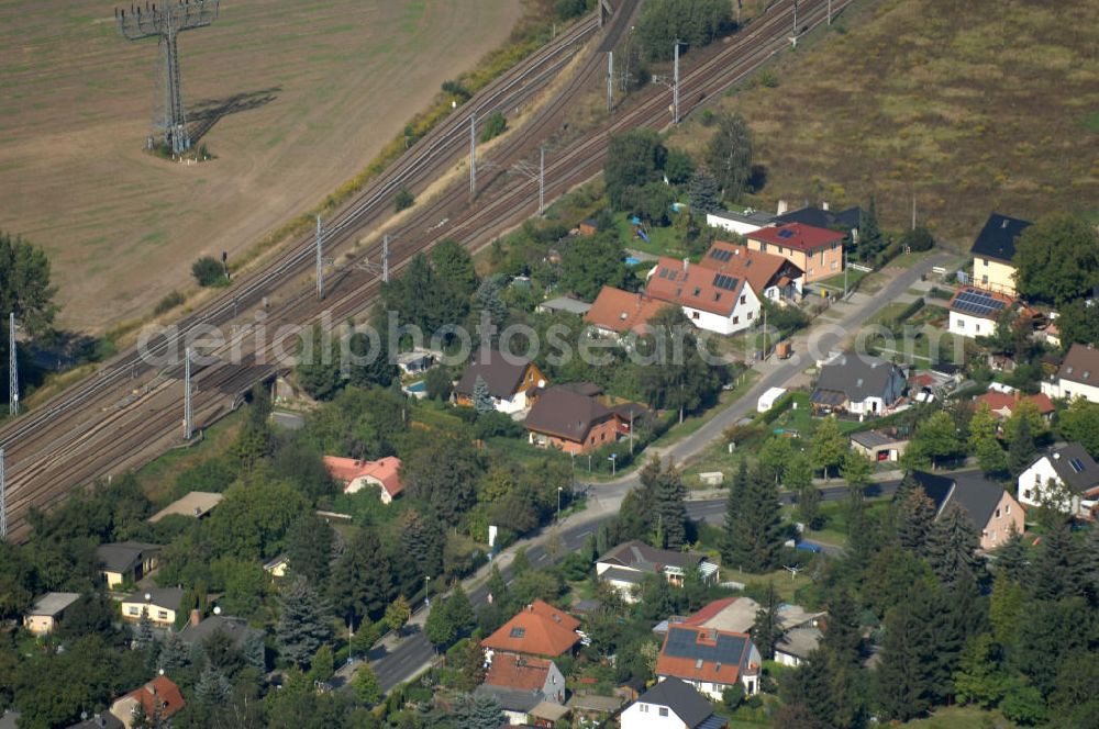 Aerial photograph Berlin - Blick auf Einfamilienhäuser an der Blanchardstraße neben Schienen / Eisenbahngleise im Wohngebiet / Neubaugebiet Karow-Nord.