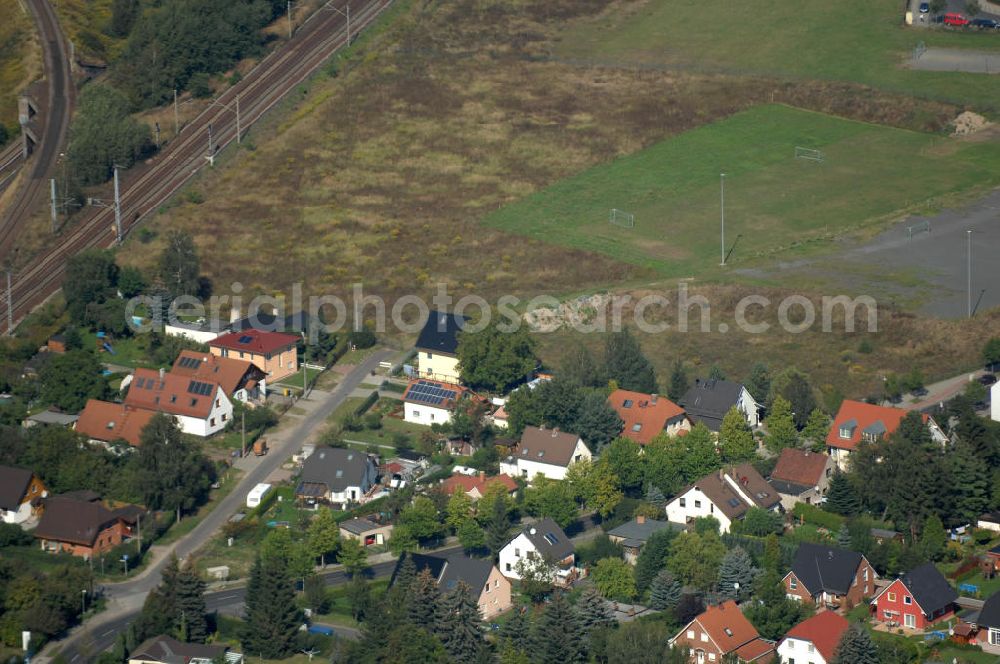 Berlin from above - Blick auf Einfamilienhäuser an der Blanchardstraße neben Schienen / Eisenbahngleise im Wohngebiet / Neubaugebiet Karow-Nord.