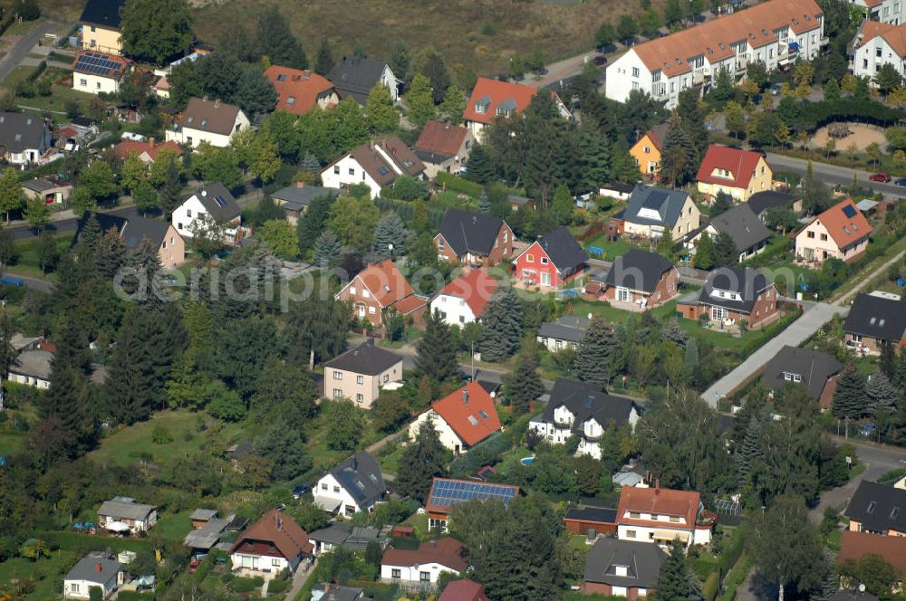 Berlin from the bird's eye view: Blick auf Einfamilienhäuser am Schönerlinder Weg Ecke Röländer Straße und Kurze-Enden-Weg im Wohngebiet / Neubaugebiet Karow-Nord.